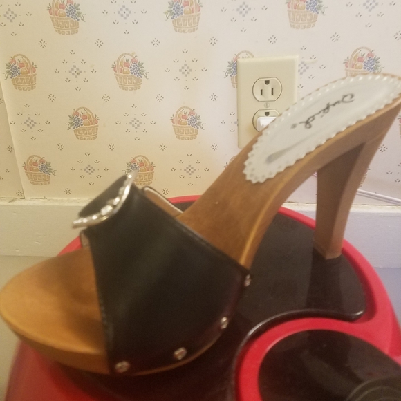 Peeptoe pump - Picture 2 of 3